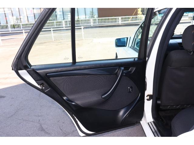 Cクラスステーションワゴン C200ステーションワゴン ネオクラシック・正規ディーラー車・ディーラーユーザー使用歴車・専用ファブリックシート・15インチAW・社外オーディオ・オートAC・トノカバー・スペアキー・カーボン調パネル・ネオクラモデル・スペアタイヤ(41枚目)