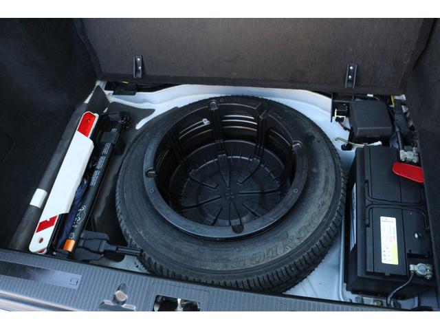 Cクラスステーションワゴン C200ステーションワゴン ネオクラシック・正規ディーラー車・ディーラーユーザー使用歴車・専用ファブリックシート・15インチAW・社外オーディオ・オートAC・トノカバー・スペアキー・カーボン調パネル・ネオクラモデル・スペアタイヤ(49枚目)