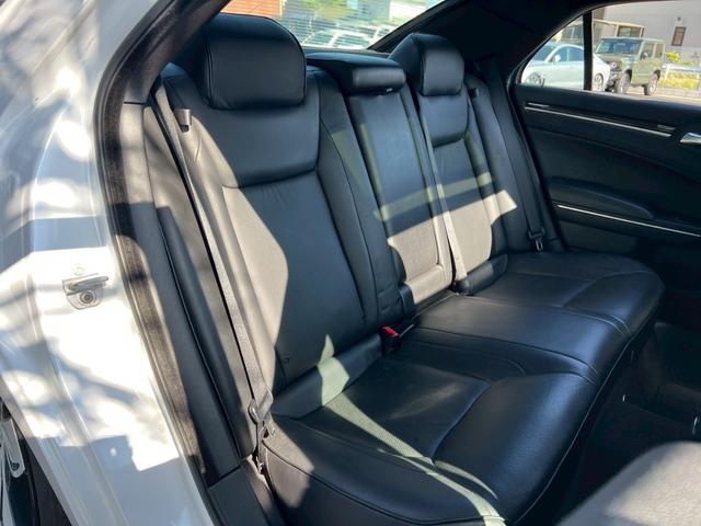 クライスラー・３００ 　５．７ＨＥＭＩ／４独エアサス／ＬＥＸＡＮＩ２２インチＡＷ／左ハンドル／パノラマサンルーフ／リアシートヒーデット／ＥＴＣ（27枚目）