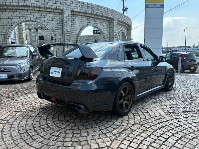 インプレッサ ＷＲＸ　ＳＴｉ　イギリス仕様逆輸入車　ＥＪ２５／２５００ｃｃ　６ＭＴ　ＷＲＸ　ＳＴＩ　禁煙車　ハーフレザーシート　バックカメラ　ＥＴＣ　ドラレコ　ＲＡＹＳアルミホイール　ＢＬＩＴＺ製マフラー（7枚目）