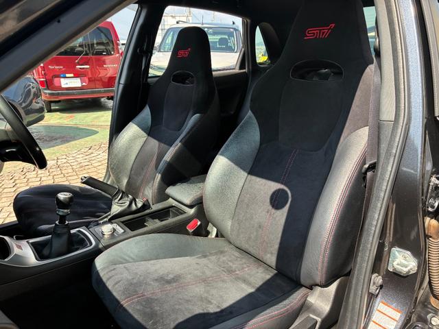 インプレッサ ＷＲＸ　ＳＴｉ　イギリス仕様逆輸入車　ＥＪ２５／２５００ｃｃ　６ＭＴ　ＷＲＸ　ＳＴＩ　禁煙車　ハーフレザーシート　バックカメラ　ＥＴＣ　ドラレコ　ＲＡＹＳアルミホイール　ＢＬＩＴＺ製マフラー（13枚目）