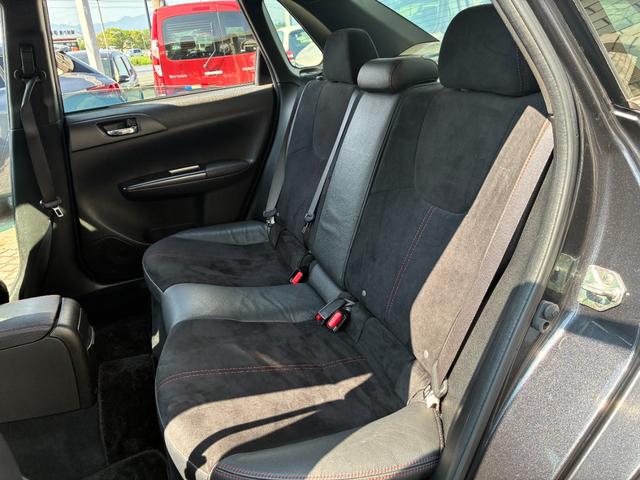 インプレッサ ＷＲＸ　ＳＴｉ　イギリス仕様逆輸入車　ＥＪ２５／２５００ｃｃ　６ＭＴ　ＷＲＸ　ＳＴＩ　禁煙車　ハーフレザーシート　バックカメラ　ＥＴＣ　ドラレコ　ＲＡＹＳアルミホイール　ＢＬＩＴＺ製マフラー（15枚目）