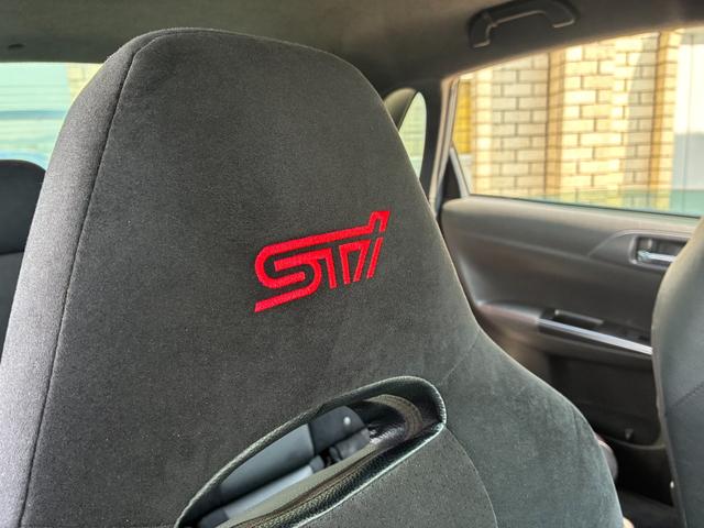 インプレッサ ＷＲＸ　ＳＴｉ　イギリス仕様逆輸入車　ＥＪ２５／２５００ｃｃ　６ＭＴ　ＷＲＸ　ＳＴＩ　禁煙車　ハーフレザーシート　バックカメラ　ＥＴＣ　ドラレコ　ＲＡＹＳアルミホイール　ＢＬＩＴＺ製マフラー（16枚目）