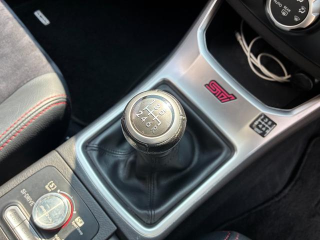 インプレッサ ＷＲＸ　ＳＴｉ　イギリス仕様逆輸入車　ＥＪ２５／２５００ｃｃ　６ＭＴ　ＷＲＸ　ＳＴＩ　禁煙車　ハーフレザーシート　バックカメラ　ＥＴＣ　ドラレコ　ＲＡＹＳアルミホイール　ＢＬＩＴＺ製マフラー（23枚目）