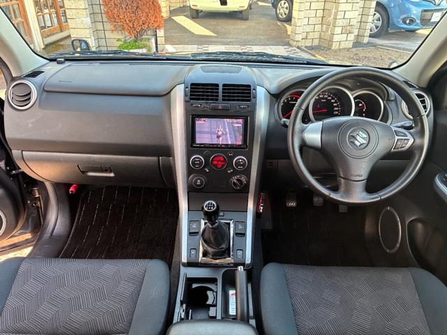 こちらはドライバー目線の画像です。是非、ご来店いただき実際に座ってみてください。運転している感覚がつかめるかと思います。