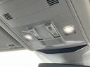 前席左右のサンバイザー裏側にはＬＥＤ照明付きメイクアップミラー