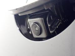 リアエンブレム内にバックカメラを搭載しておりますので駐車する際も安心して停めることができます。 6