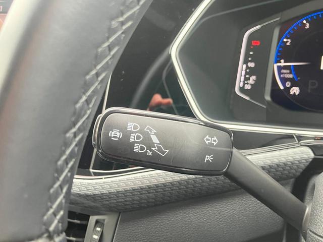 Ｔ－クロス ＴＳＩ　Ｒライン　ＬＥＤヘッドライト　ＡＣＣ　デジタルメーター　トラベルアシスト　スマートフォンワイヤレスチャージ　アップコネクト　後方死角検知機能　リヤトラフィックアラート　障害物センサー　レーンアシスト　１８ＡＷ（21枚目）