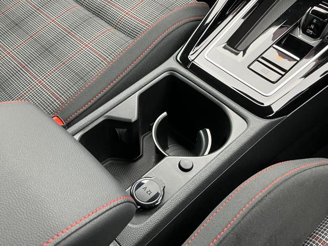 ゴルフＧＴＩ ベースグレード　ＤｅｍｏｃａｒＬＥＤライト　トラベルアシスト　アンビエントライト　ワイヤレスチャージ　デジタルメータ　シートヒーター　ブラインドスポット　レーンアシスト　アップコネクト　ステアリングヒーター　ＡＣＣ（28枚目）