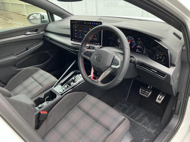 ゴルフＧＴＩ ベースグレード　ＤｅｍｏｃａｒＬＥＤライト　トラベルアシスト　アンビエントライト　ワイヤレスチャージ　デジタルメータ　シートヒーター　ブラインドスポット　レーンアシスト　アップコネクト　ステアリングヒーター　ＡＣＣ（42枚目）