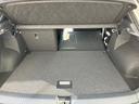 後部座席は60:40で分割可倒することができます。トランクスルー機能も備わっています。クラス以上の収納力を誇るラゲッジスペース。普段使いから旅行まで役に立つ広い空間です
