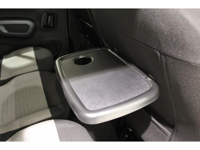 �t�����g�V�[�g�w�ʂɂ͎��[���̃e�[�u�������B