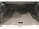 荷室も十分な広さです。トランクスルーもできるので長尺ものにも対応できます。