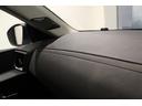 シートのみならず、ダッシュボードも真珠のネックレスのように表糸を露出させた、特別なパールトップステッチが施され、独創的なエレガンスを表現しています。