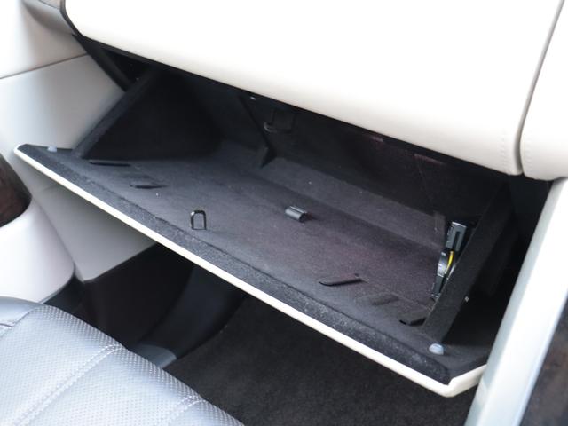 レンジローバー オートバイオグラフィー　スライディンググラスルーフ　リアエンターテイメントシステム　ＡＣＣ　ブラインドスポットモニター　フロントシートヒーター＆ベンチレーション＆シートマッサージ　リアシートヒーター＆ベンチレーション（29枚目）