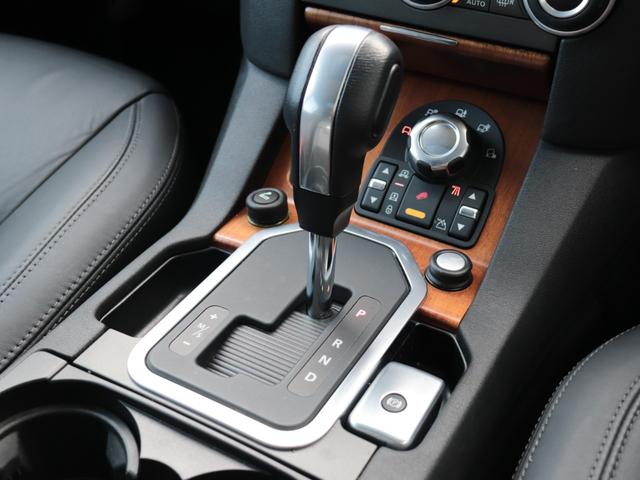 ディスカバリー４ ＨＳＥ　トリプルサンルーフ　サイドステップ　ステアリングヒーター　シートヒーター　リアエンターテイメント　クルーズコントロール　純正ナビ　ＥＴＣ　電動格納ミラー　オートライト　オートワイパー（21枚目）