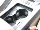 センターコンソールにはドリンクホルダーとアクセサリー電源がございます。