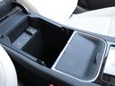 センターコンソールボックスも十分な奥行きスペースが確保されております。充電ソケットやアクセサリー電源もございます。