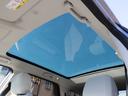 パノラミックグラスルーフが装備されております。