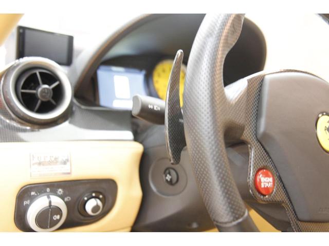 ５９９ Ｆ１　正規ディーラー車　カーボンＬＥＤステアリング　電動レカロカーボンシート　ロッソスクーデリア　チャレンジデザインホイール　付属品有　社外バックカメラ　クラッチ残量４０％（20枚目）