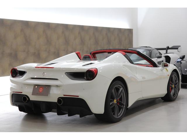 ４８８スパイダー ベースグレード　正規ディーラー車　ビアンコアビス　カーボンＬＥＤステアリング　フロントリフティング　カラードシートベルト　ヘッドレスト跳馬刺繍　イエローレブカウンター特注ブリリアントマフラー　レッドブレーキキャリパー（7枚目）