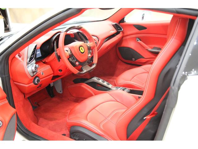 ４８８スパイダー ベースグレード　正規ディーラー車　ビアンコアビス　カーボンＬＥＤステアリング　フロントリフティング　カラードシートベルト　ヘッドレスト跳馬刺繍　イエローレブカウンター特注ブリリアントマフラー　レッドブレーキキャリパー（9枚目）