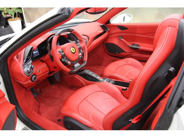 ４８８スパイダー ベースグレード　正規ディーラー車　ビアンコアビス　カーボンＬＥＤステアリング　フロントリフティング　カラードシートベルト　ヘッドレスト跳馬刺繍　イエローレブカウンター特注ブリリアントマフラー　レッドブレーキキャリパー（11枚目）