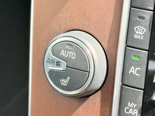 Ｖ４０ Ｔ３　モメンタム　禁煙車／チャコールシート／フロントシートヒーター／純正ナビ／ＴＶ／Ｂｌｕｅｔｏｏｔｈ／クルーズコントロール／バックカメラ／衝突軽減Ｂ／ＢＬＩＳ機能／オートライト／ＬＥＤヘッドライト／ＥＴＣ（28枚目）