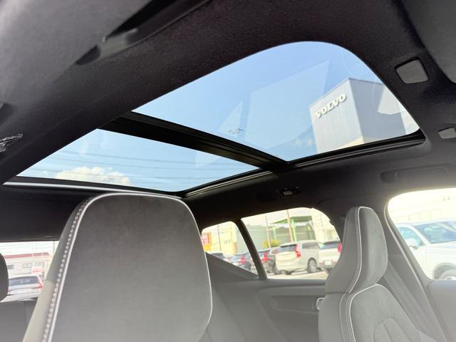 XC40 ウルトラ B4 AWD ダークエディション 特別使用車/アルカンターラシート/パノラマサンルーフ/ハーマンカードン/Googleナビ/カープレイ/Bluetooth/F&Rシートヒーター/ステアリングヒーター/レインセンサー/オートライト(5枚目)