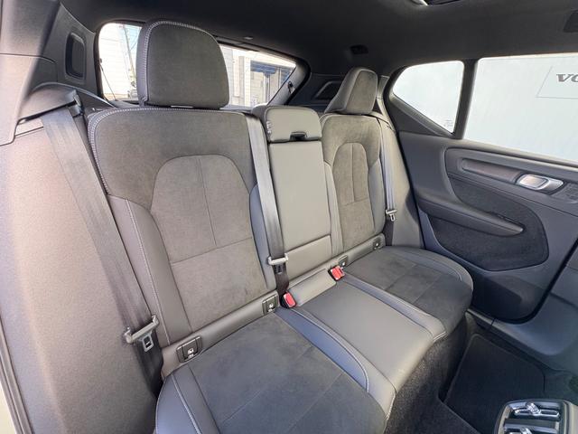 XC40 ウルトラ B4 AWD ダークエディション 特別使用車/アルカンターラシート/パノラマサンルーフ/ハーマンカードン/Googleナビ/カープレイ/Bluetooth/F&Rシートヒーター/ステアリングヒーター/レインセンサー/オートライト(19枚目)