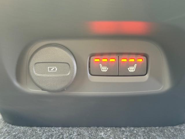 XC40 ウルトラ B4 AWD ダークエディション 特別使用車/アルカンターラシート/パノラマサンルーフ/ハーマンカードン/Googleナビ/カープレイ/Bluetooth/F&Rシートヒーター/ステアリングヒーター/レインセンサー/オートライト(27枚目)