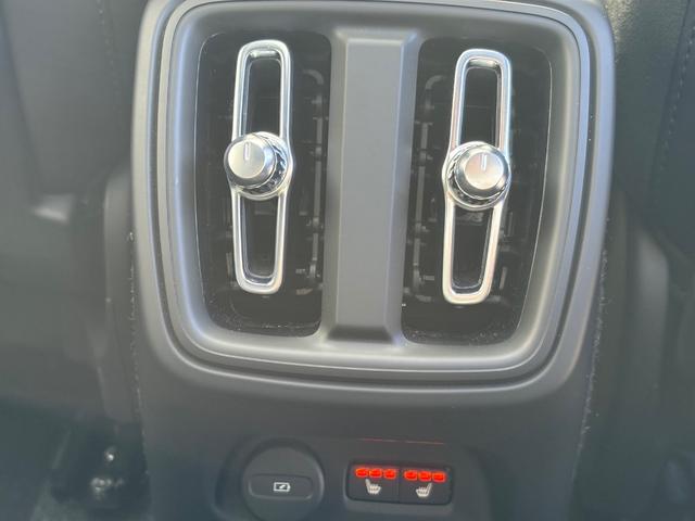 XC40 ウルトラ B4 AWD ダークエディション 特別使用車/アルカンターラシート/パノラマサンルーフ/ハーマンカードン/Googleナビ/カープレイ/Bluetooth/F&Rシートヒーター/ステアリングヒーター/レインセンサー/オートライト(28枚目)