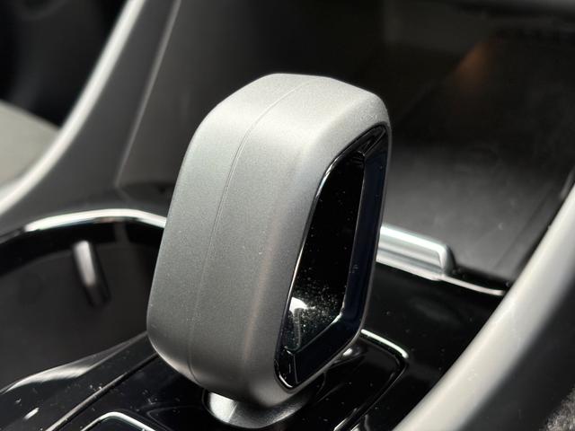 XC40 ウルトラ B4 AWD ダークエディション 特別使用車/アルカンターラシート/パノラマサンルーフ/ハーマンカードン/Googleナビ/カープレイ/Bluetooth/F&Rシートヒーター/ステアリングヒーター/レインセンサー/オートライト(29枚目)