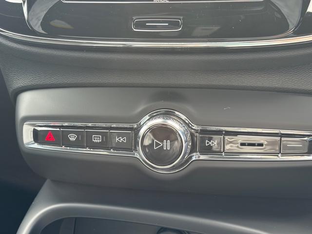 XC40 ウルトラ B4 AWD ダークエディション 特別使用車/アルカンターラシート/パノラマサンルーフ/ハーマンカードン/Googleナビ/カープレイ/Bluetooth/F&Rシートヒーター/ステアリングヒーター/レインセンサー/オートライト(32枚目)