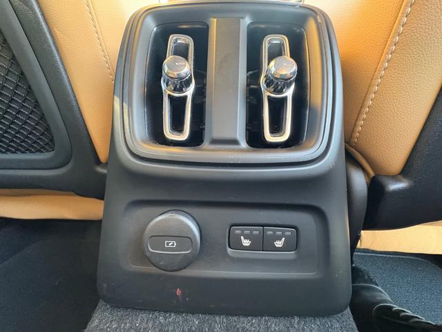 ＸＣ４０ リチャージ　ＰＨＶ　Ｔ５　インスクリプション　禁煙車／アンバーレザー／パノラマサンルーフ／ハーマンカードン／純正ナビ／ＴＶ／アップルカープレイ／Ｆ＆Ｒシートヒーター／ステアリングヒーター／３６０カメラ／フルＬＥＤｔライト／レインセンサー／１９ＡＷ（18枚目）