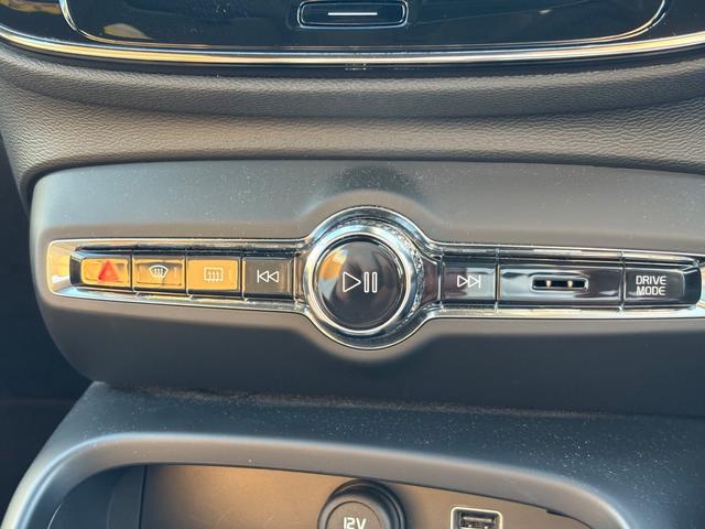 ＸＣ４０ リチャージ　ＰＨＶ　Ｔ５　インスクリプション　禁煙車／アンバーレザー／パノラマサンルーフ／ハーマンカードン／純正ナビ／ＴＶ／アップルカープレイ／Ｆ＆Ｒシートヒーター／ステアリングヒーター／３６０カメラ／フルＬＥＤｔライト／レインセンサー／１９ＡＷ（22枚目）
