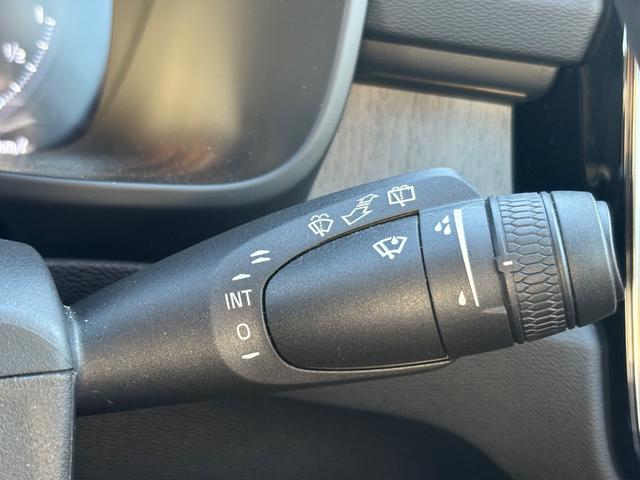 ＸＣ４０ リチャージ　ＰＨＶ　Ｔ５　インスクリプション　禁煙車／アンバーレザー／パノラマサンルーフ／ハーマンカードン／純正ナビ／ＴＶ／アップルカープレイ／Ｆ＆Ｒシートヒーター／ステアリングヒーター／３６０カメラ／フルＬＥＤｔライト／レインセンサー／１９ＡＷ（28枚目）