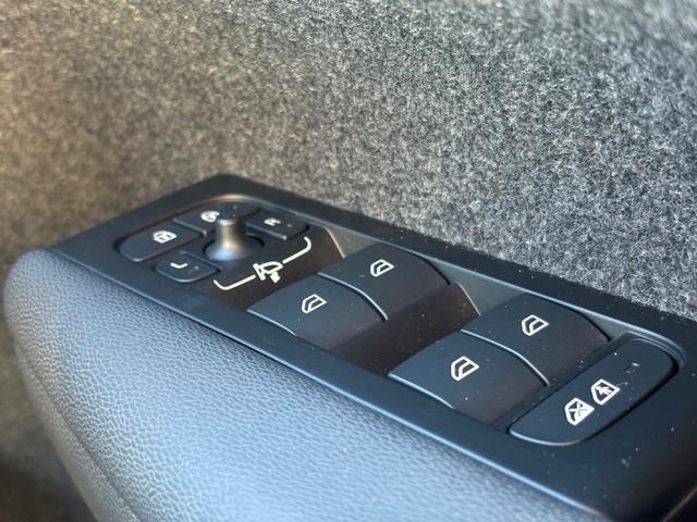 ＸＣ４０ リチャージ　ＰＨＶ　Ｔ５　インスクリプション　禁煙車／アンバーレザー／パノラマサンルーフ／ハーマンカードン／純正ナビ／ＴＶ／アップルカープレイ／Ｆ＆Ｒシートヒーター／ステアリングヒーター／３６０カメラ／フルＬＥＤｔライト／レインセンサー／１９ＡＷ（31枚目）
