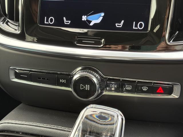 V60 リチャージ PHV T6 AWD インスクリプション ワンオーナー/禁煙車/パノラマサンルーフ/B&Wプレミアムサウンドシステム//チャコールレザー/F&Rシートヒーター/ステアリングヒーター/純正ナビ/TV/カープレイ/360カメラ/LEDヘッドライト(25枚目)