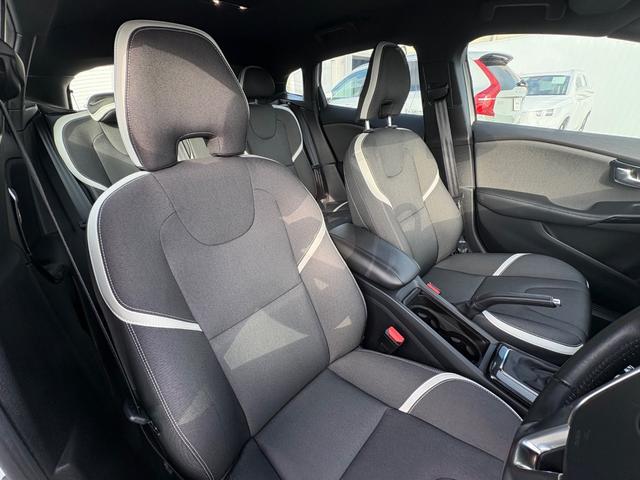 V40 クロスカントリー D4 ダイナミックエディション 禁煙車/純正ナビ/TV/Bluetooth/CD/LEDヘッドライト/レインセンサー/オートライト/ETC(6枚目)