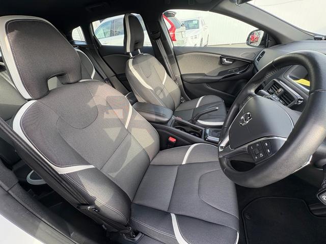 V40 クロスカントリー D4 ダイナミックエディション 禁煙車/純正ナビ/TV/Bluetooth/CD/LEDヘッドライト/レインセンサー/オートライト/ETC(14枚目)