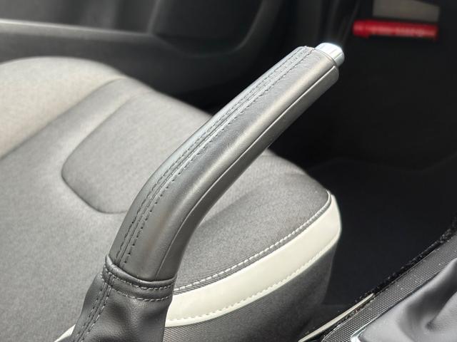 V40 クロスカントリー D4 ダイナミックエディション 禁煙車/純正ナビ/TV/Bluetooth/CD/LEDヘッドライト/レインセンサー/オートライト/ETC(17枚目)