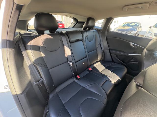 V40 D4 インスクリプション ディーゼルモデル/禁煙車/ブラックレザー/純正ナビ/TV/Bluetooth/ハーマンカードン/フロントシートヒーター/バックカメラ/LEDヘッドライト/レインセンサー/パワシート(15枚目)