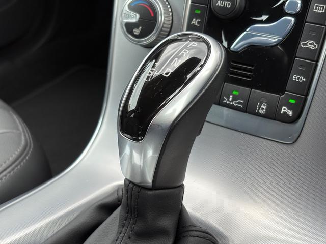 V60 D4 SE 禁煙車/ブラックレザー/純正ナビ/TV/Bluetooth/パワーシート/シートメモリー/オートライト/レインセンサー/シートメモリー/バックカメラ/衝突軽減B/クルーズコントロール/ETC(16枚目)