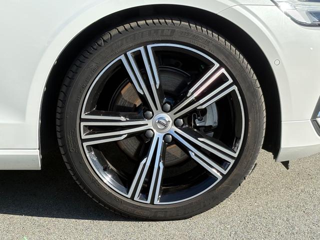 Ｖ６０ Ｂ５　インスクリプション　認定中古車／ブロンドレザー／オプション１９インチＡＷ／ハーマンカードン／純正ナビ／ＴＶ／カープレイ／Ｆ＆Ｒシートヒーター／ベンチレーション／マッサージ機能／３６０カメラ／ＥＴＣ（12枚目）