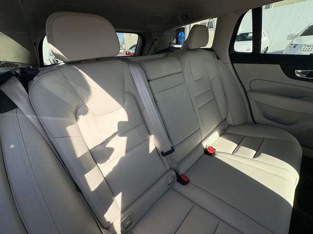 Ｖ６０ Ｂ５　インスクリプション　認定中古車／ブロンドレザー／オプション１９インチＡＷ／ハーマンカードン／純正ナビ／ＴＶ／カープレイ／Ｆ＆Ｒシートヒーター／ベンチレーション／マッサージ機能／３６０カメラ／ＥＴＣ（14枚目）