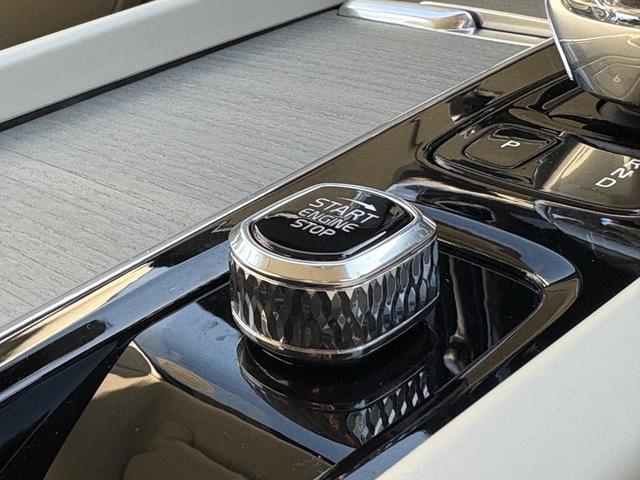 Ｖ６０ Ｂ５　インスクリプション　認定中古車／ブロンドレザー／オプション１９インチＡＷ／ハーマンカードン／純正ナビ／ＴＶ／カープレイ／Ｆ＆Ｒシートヒーター／ベンチレーション／マッサージ機能／３６０カメラ／ＥＴＣ（18枚目）