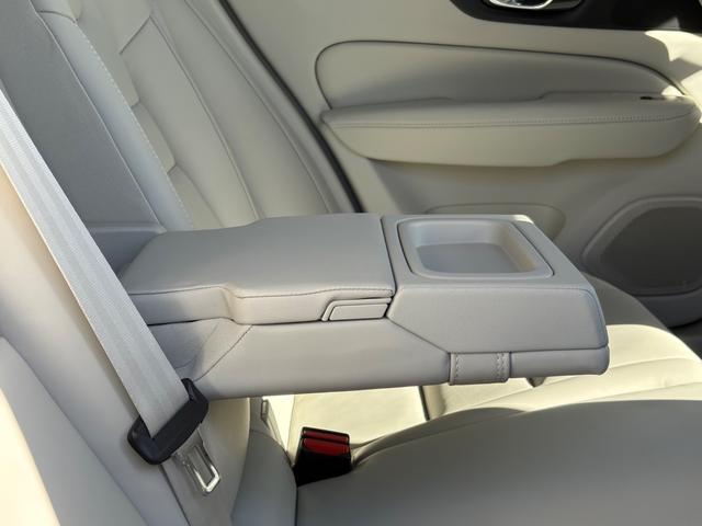 Ｖ６０ Ｂ５　インスクリプション　認定中古車／ブロンドレザー／オプション１９インチＡＷ／ハーマンカードン／純正ナビ／ＴＶ／カープレイ／Ｆ＆Ｒシートヒーター／ベンチレーション／マッサージ機能／３６０カメラ／ＥＴＣ（42枚目）