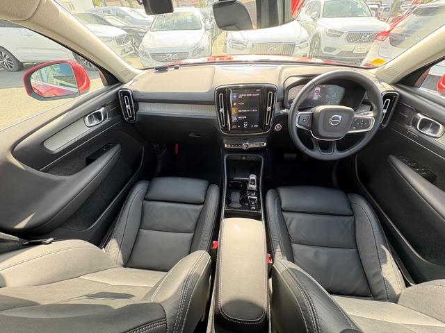 ＸＣ４０ リチャージ　ＰＨＶ　Ｔ５　インスクリプション　認定中古車／ワンオーナー／ブラックレザー／パノラマサンルーフ／ハーマンカードン／純正ナビ／ＴＶ／カープレイ／Ｆ＆Ｒシートヒーター／ステアリングヒーター３６０カメラ／ＬＥＤヘッドライト／レインセンサー（4枚目）