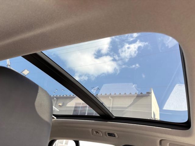 ＸＣ４０ リチャージ　ＰＨＶ　Ｔ５　インスクリプション　認定中古車／ワンオーナー／ブラックレザー／パノラマサンルーフ／ハーマンカードン／純正ナビ／ＴＶ／カープレイ／Ｆ＆Ｒシートヒーター／ステアリングヒーター３６０カメラ／ＬＥＤヘッドライト／レインセンサー（5枚目）